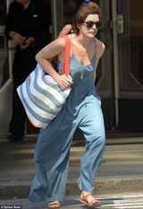 组图：海瑟薇超宽连体裤秀性感 背吉他拔腿就跑