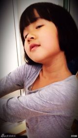 组图：陆毅萌女贝儿咧嘴甜笑 唇红齿白精灵古怪