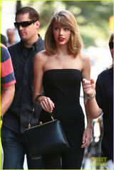 组图：斯威夫特全黑装束出街 抹胸连体裤秀纤腰