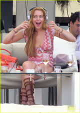 组图：林赛-罗韩低胸装露八字奶 与身旁帅哥畅聊