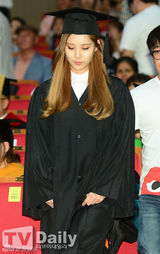 组图：少女时代徐贤出席毕业礼美翻 被授功劳奖