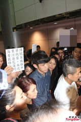 组图：柯震东抵台一脸倦容 媒体簇拥现场混乱