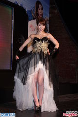 组图：波多野结衣台湾遭宅男围堵 大方秀事业线