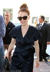 组图：这次没摔倒！劳伦斯变瘦变美裙摆飞扬