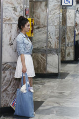 组图：柳岩为爱韩国探班黄灿盛(2PM) 镂空白裙显清新