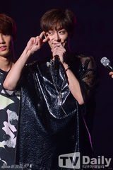 组图：众男团帅气大比拼 SHINee激情献唱