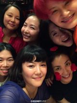 组图：王菲无惧恋情曝光 脸贴花瓣笑开颜