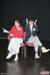 组图：梁洛施演舞台剧压力大 笑邀全家人观看