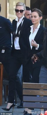 组图：周迅坐游艇耍酷到底 墨镜三人组游意大利