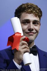 组图：评委会大奖诞双黄蛋 25岁导演多兰落泪