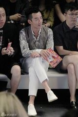组图：郑恺激战男装周 时尚绅士百变不同