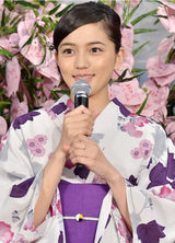 组图：福士苍汰川口春奈七夕举爱心秀甜蜜