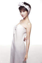 组图：张歆艺拍另类时尚杂志 遭调侃浴袍也时尚