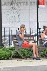 组图:单身泰勒空虚寂寞冷！公园吃雪糕发呆放空