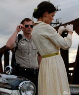 组图：前阿汤嫂曝新片剧照 穿印花裙举枪秀英姿