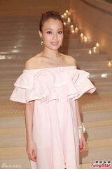 组图：郑希怡大婚热吻老公 欲为阿娇牵红线