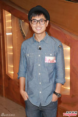 组图：许志安丧兄寄情工作 李玟性感凹凸有致