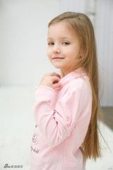 组图：俄罗斯童模精灵古怪 百变萝莉嫩出水