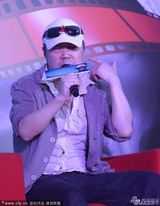 组图：崔健首次导演新片 墨镜鸭舌帽酷炫大笑