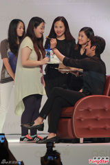 组图：李敏镐与粉丝互喂食 喜欢小鸟依人型女生