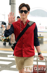 组图：韩星朴珉宇徐康俊休闲装扮现身机场