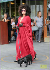 组图：Lady Gaga变红衣教主 真空上阵风骚露奶