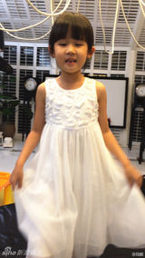 组图：贝儿扎头发穿裙子一秒变公主翩然起舞