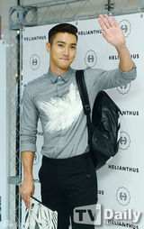 组图：Super Junior崔始源出席时尚活动 获粉丝闪光灯洗礼