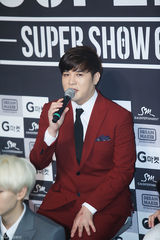 独家：SJ变彩虹团 希澈特立独行偏爱剪刀手