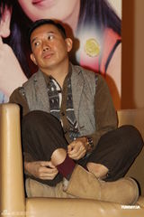 组图：吴君如宣传《八星抱喜》秀事业线调侃杜汶泽