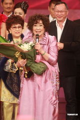 组图：李司棋获万千光辉演艺大奖 所有演员上台致敬