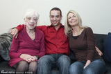 组图：年轻男子携91岁女友与母亲合拍温馨照