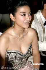 幻灯图：黄奕捂胸防走光与老外热聊 廖碧儿深V斗美