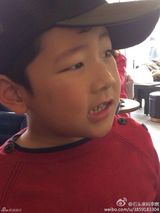 组图：石头练琴照曝光 纯爷们的文艺范儿