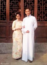 组图：韩栋《爱情悠悠》热拍 娶六房太太享艳福