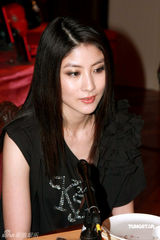 幻灯图集：陈慧琳不惧严寒秀美腿 带儿子畅游迪士尼