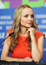 组图：《克鲁德一家》记者会 艾玛斯通靓丽迷人