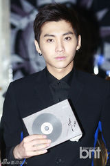 组图：FTISLAND圣诞造型出席新专辑签名会