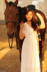 组图：蔡蝶发初春写真 飘逸白裙夕阳璀璨马场