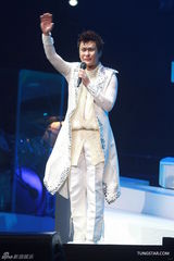 组图：张信哲红馆开唱 深情演绎哲式情歌