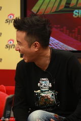 组图：文章携《小爸爸》剧组做客新浪