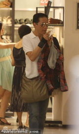 组图：24孝老公冯远征陪妻逛街耐心细致