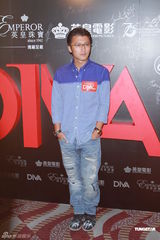 组图：容祖儿透视装助阵新片首映 谢霆锋捧场