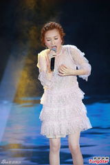 组图：林欣彤献唱金像奖 粉色纱裙可爱妩媚