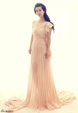 组图：李晟裸色百褶长裙写真端庄迷人