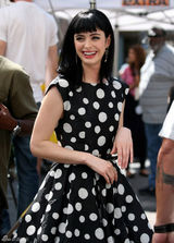 高清组图：克里斯滕-丽特波点黑裙现身活泼俏丽