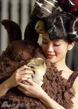 组图：阿Sa(蔡卓妍)穿巧克力兔子装 假发缠绕巨大头套