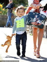 组图：米兰达带子出街花裙靓丽 弗林萌爆镜头