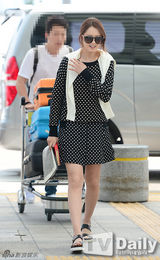 组图：高雅拉现身机场 皮肤完美近照无瑕