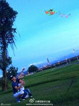 组图：林志颖爬树为Kimi取风筝 儿子大赞